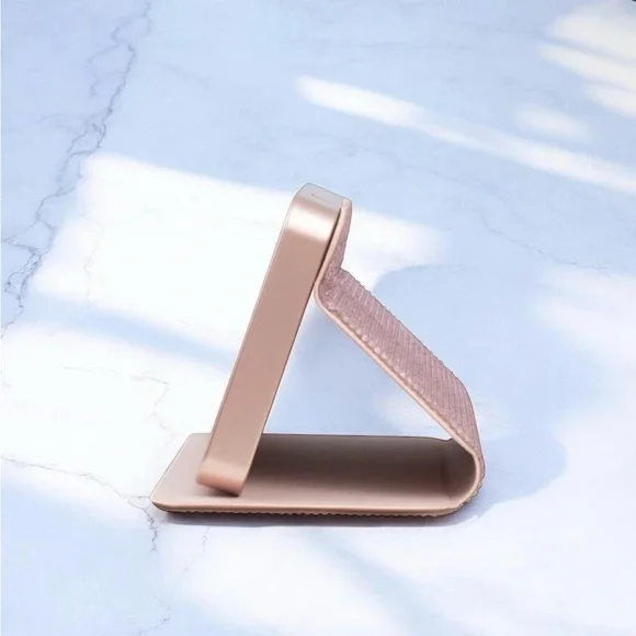 Riki Loves Riki POWERFUL portable LED-lighted vanity mirror power bank. - Picture 8 of 9